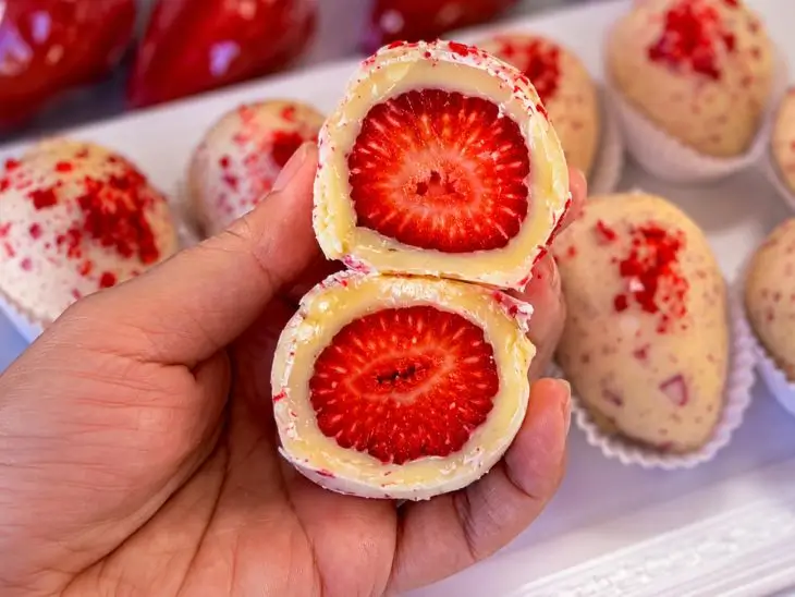 Morango do Amor Cravejado: Receita Mais Fácil que a Original servido e pronto para comer, fotografado de perto sobre a mesa